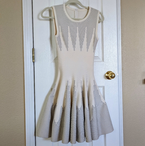 NWOT ALAÏA Cream / Black Dress Sz 38, US Sz 2/4 - Picture 2 of 15